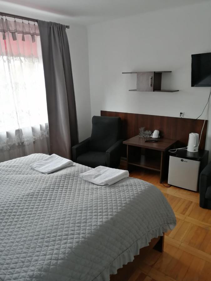 Dukat Hotel Horyniec Exterior foto